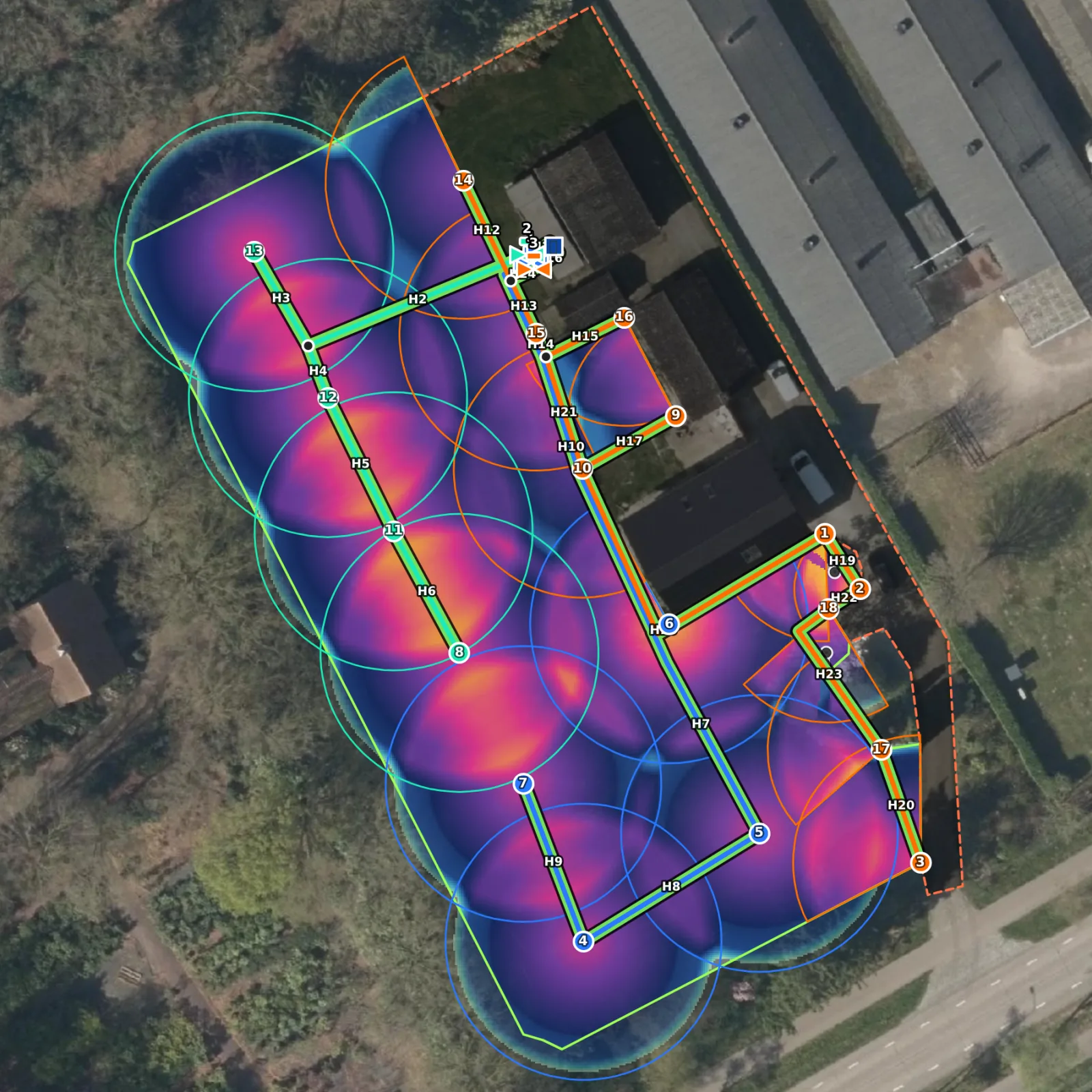Un vero giardino di 3.360 m² in Rainplot: 18 irrigatori a scomparsa in 3 zone con i loro tubi e la mappa pluviometrica sulla foto aerea